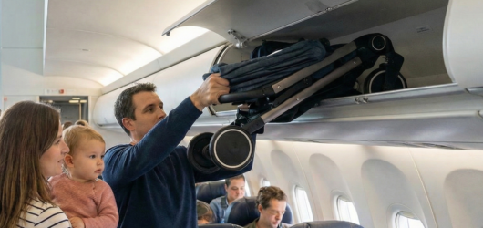 Quelle poussette compacte pour l’avion (cabine) ? Le guide du voyageur